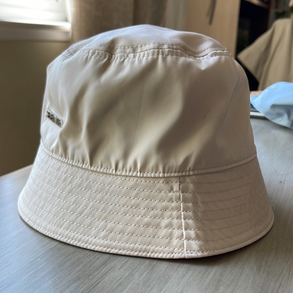 STEVE MADDEN Satin Lined Nylon Bucket Hat w Logo and stitching Beige - Picture 9 of 10